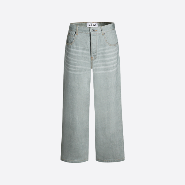 バックウエストにロゴが入ったロエベのJジーンズ