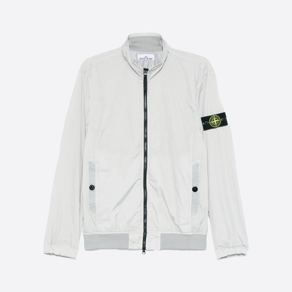 ストーンアイランドのバックロゴ刺繍ジャケット