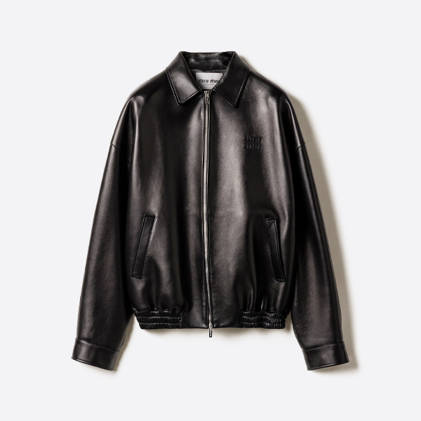 スタンドカラーと刺繍ロゴが特徴のミュウミュウレザージャケット
