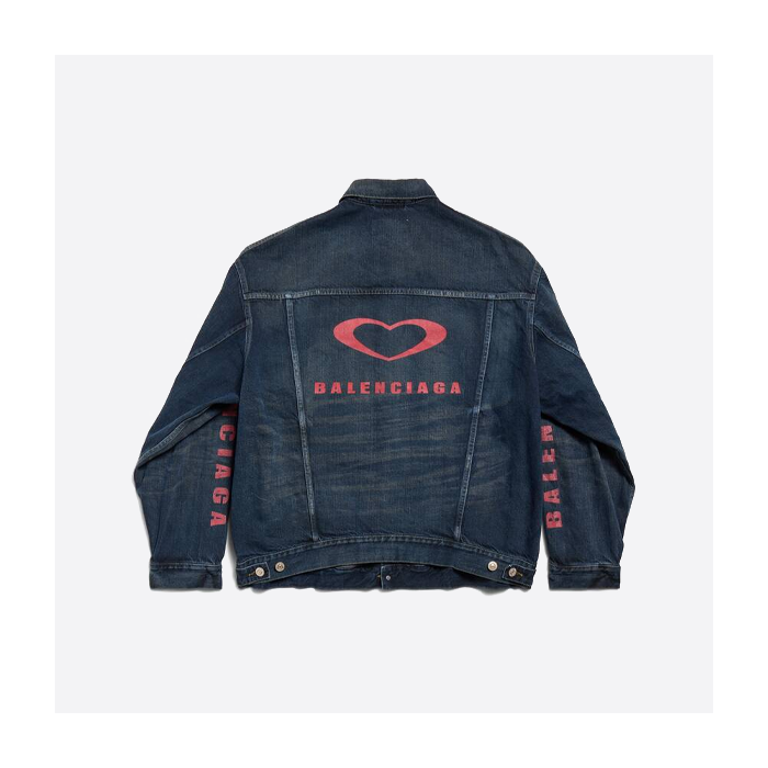バレンシアガの赤いサイドレタリングのデニムジャケット