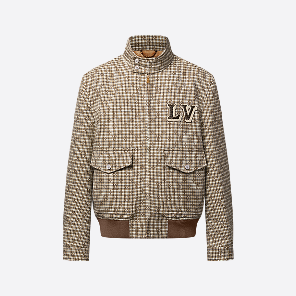 ルイ・ヴィトンの刺繍バッジが全体にあしらわれたモノグラムチェックのジャケット