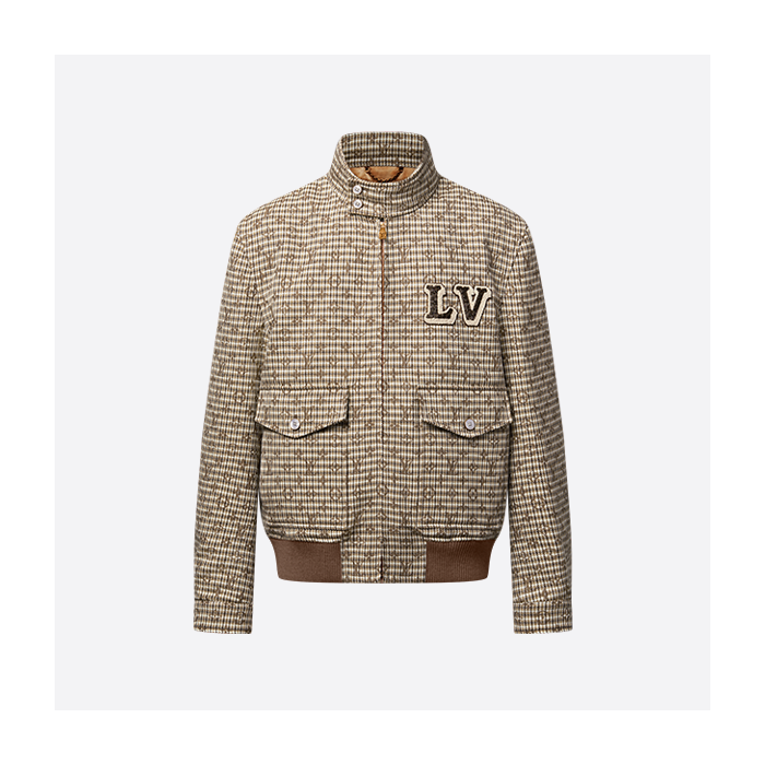 ルイ・ヴィトンの刺繍バッジが全体にあしらわれたモノグラムチェックのジャケット